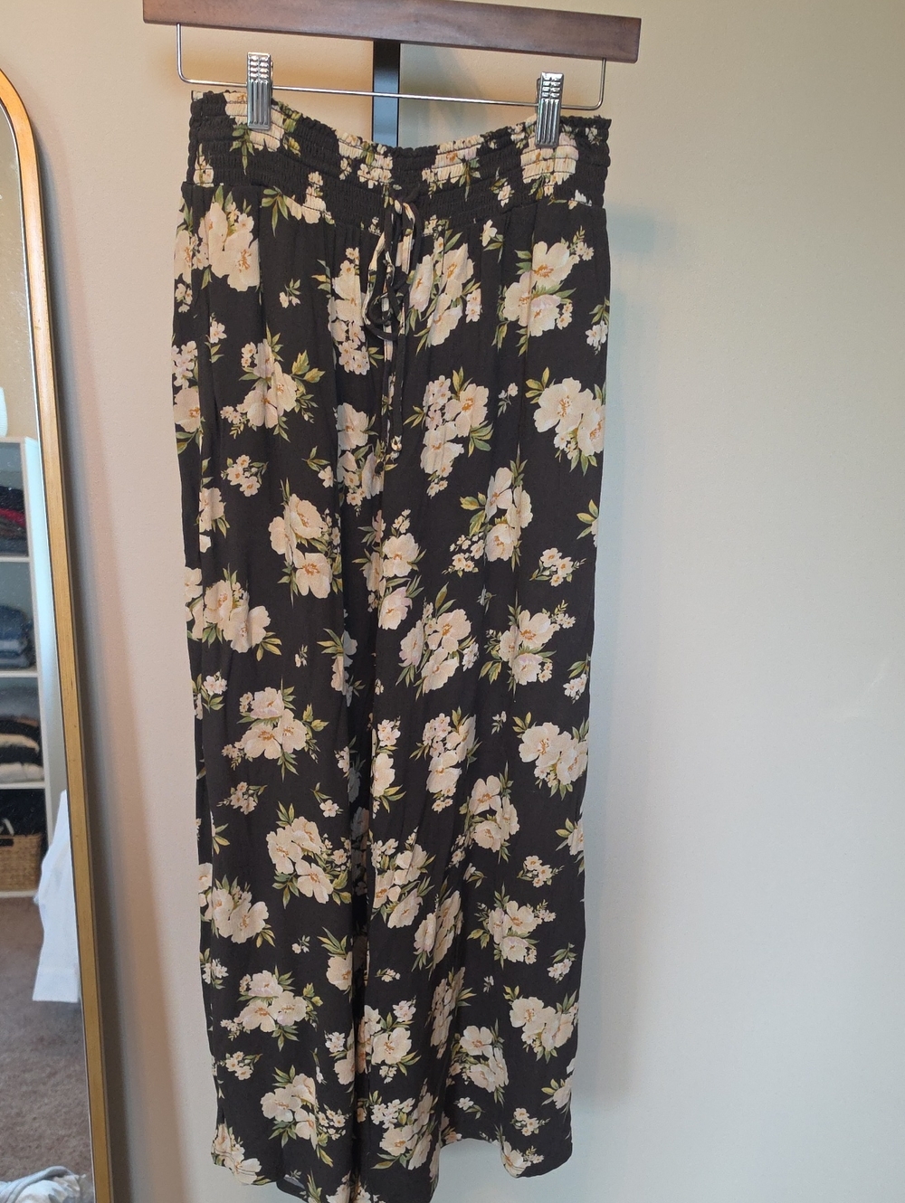 American Eagle Floral Wide-Leg Pants - Black with Cream Flowers, Size Med